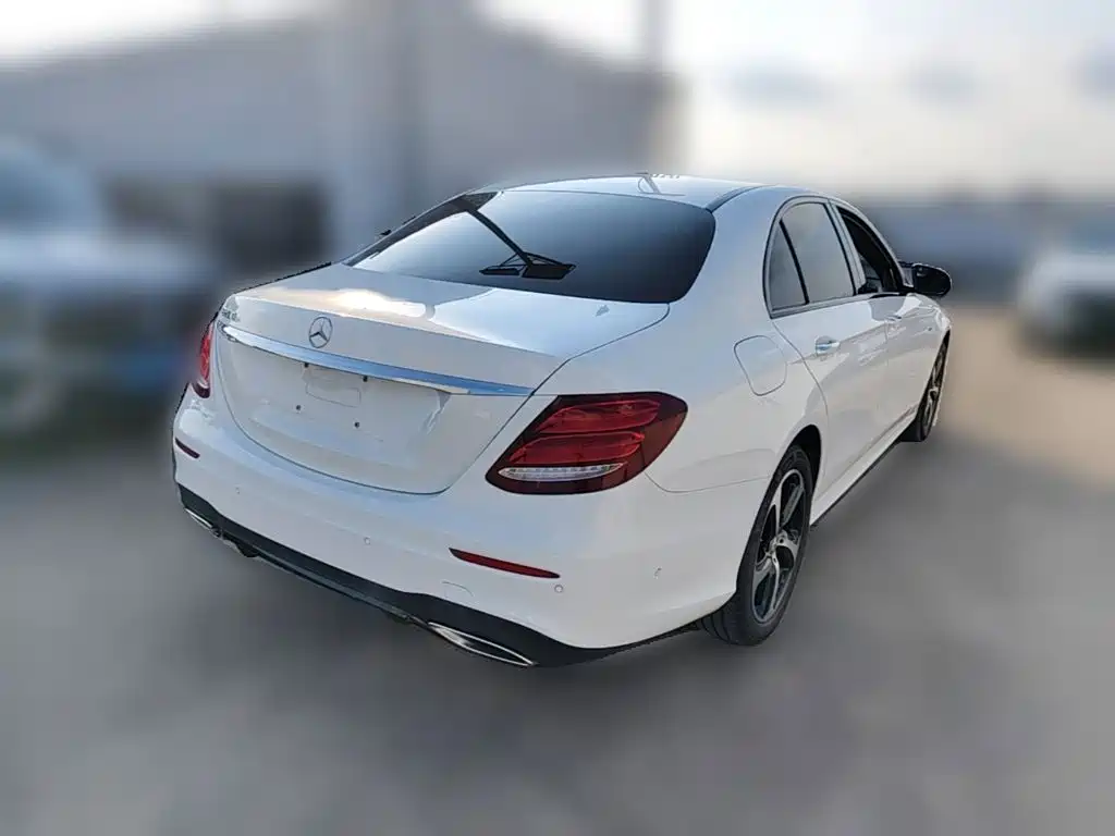 Mercedes-Benz E-Class — миниатюра 10