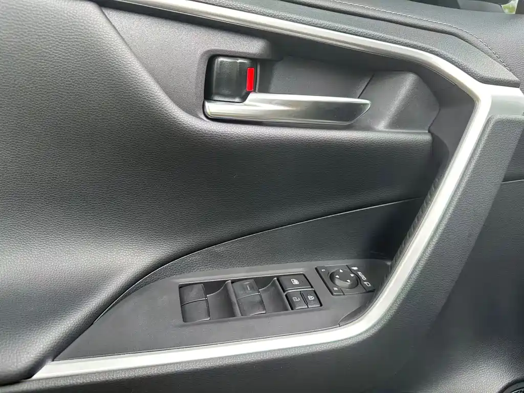 Toyota RAV4 — миниатюра 11