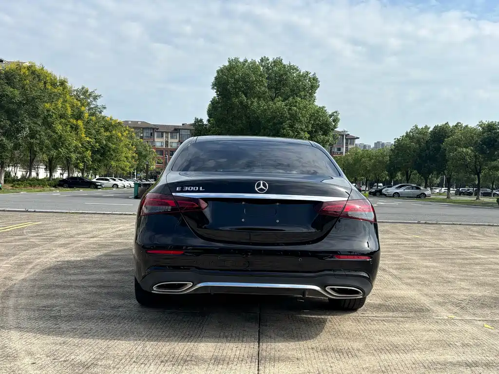 Mercedes-Benz E-Class — миниатюра 6