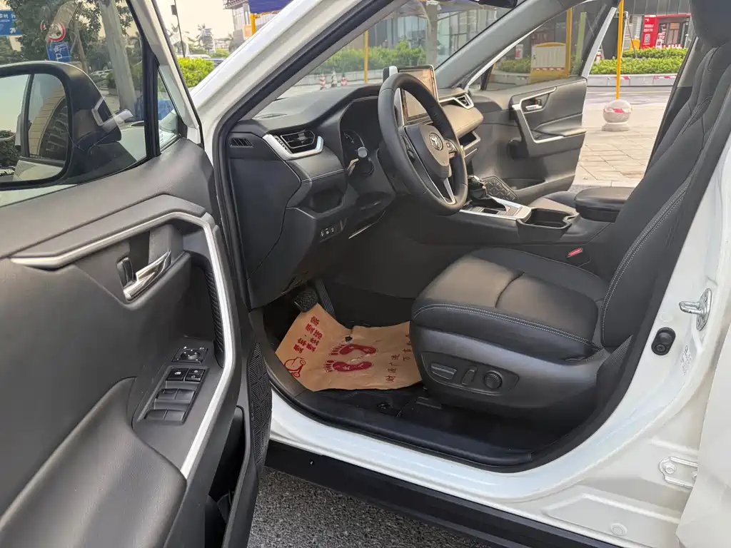 Toyota RAV4 — миниатюра 6