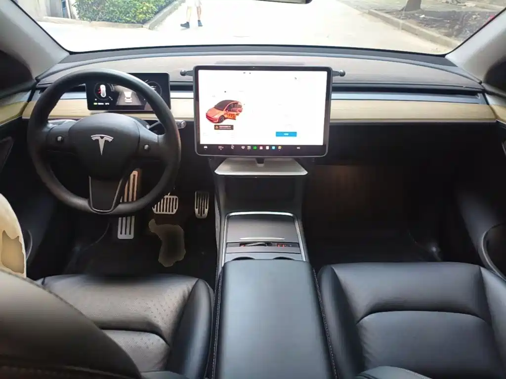 Tesla Model Y — миниатюра 6