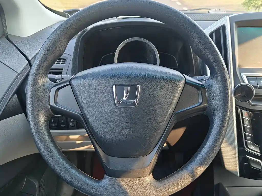 Luxgen U6 — миниатюра 18