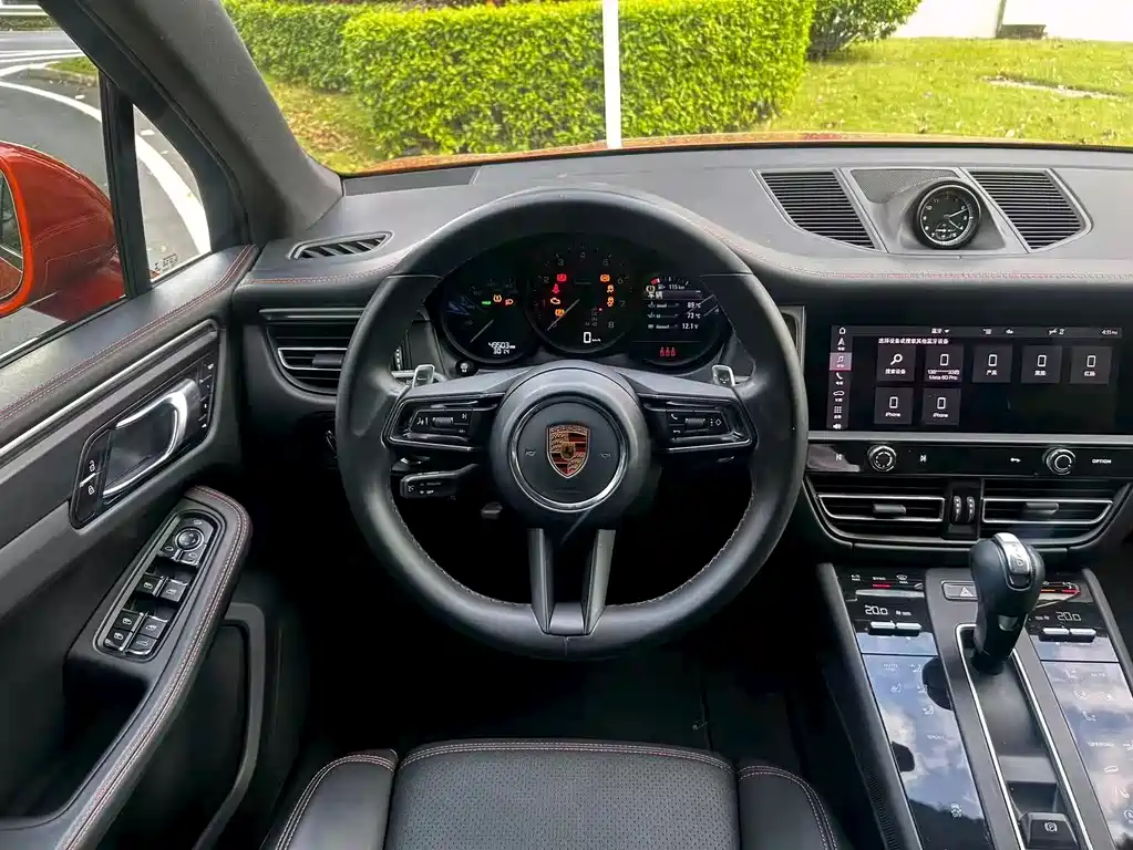 PORSCHE MACAN