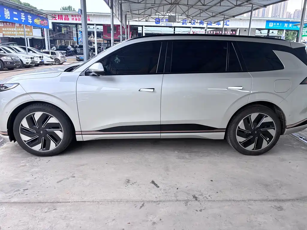 Dongfeng eπ008 2024 210Max 6 мест