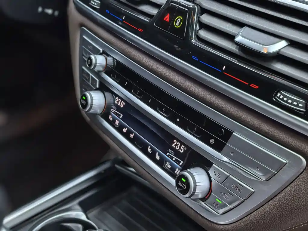 BMW 7 Series — миниатюра 22