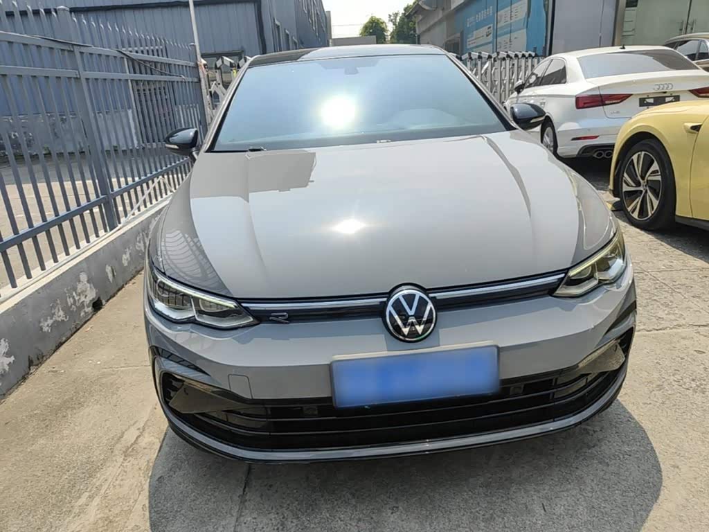 Volkswagen Golf 1.4 л 2024 г. Серебристо-серый, пробег 43200 км