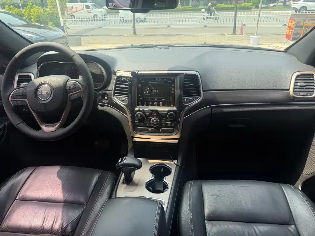 Jeep Grand Cherokee (Import) — миниатюра 9