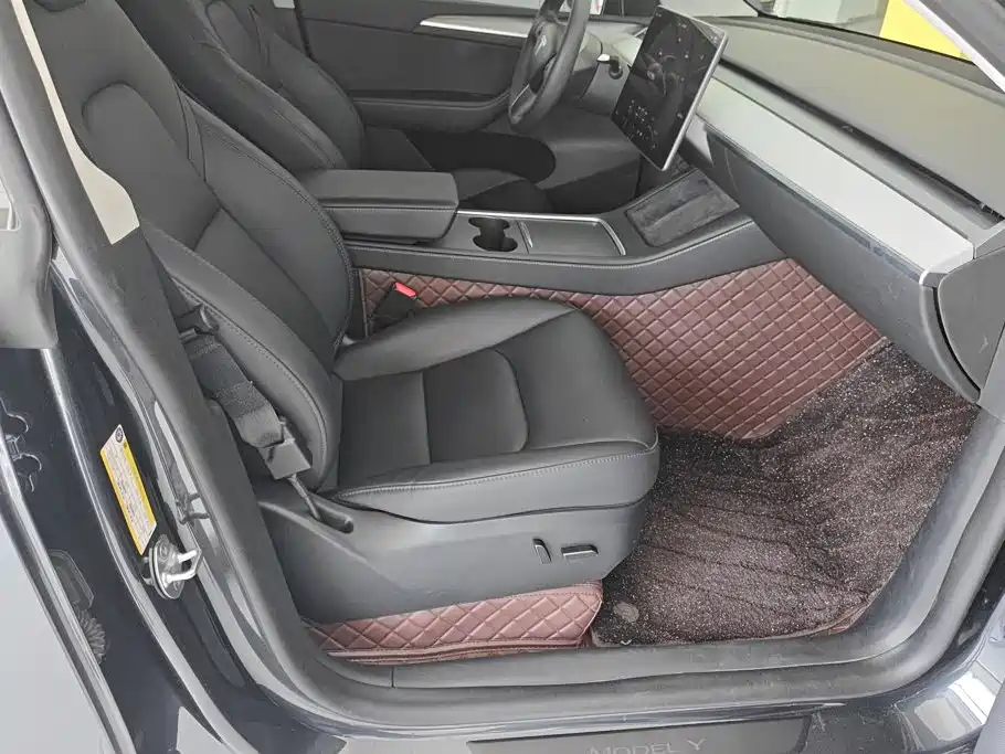 Tesla Model Y — миниатюра 8