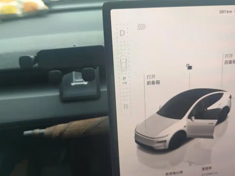 Tesla Model Y — миниатюра 16