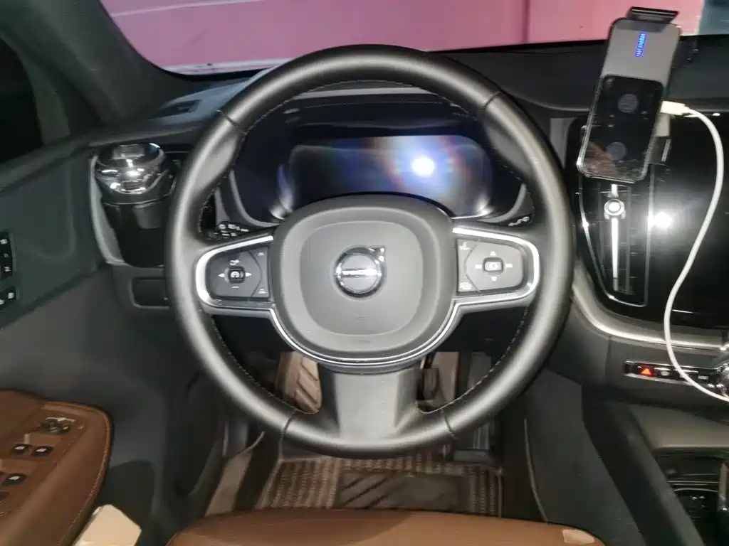 Volvo XC60 2025 B5 Luxury