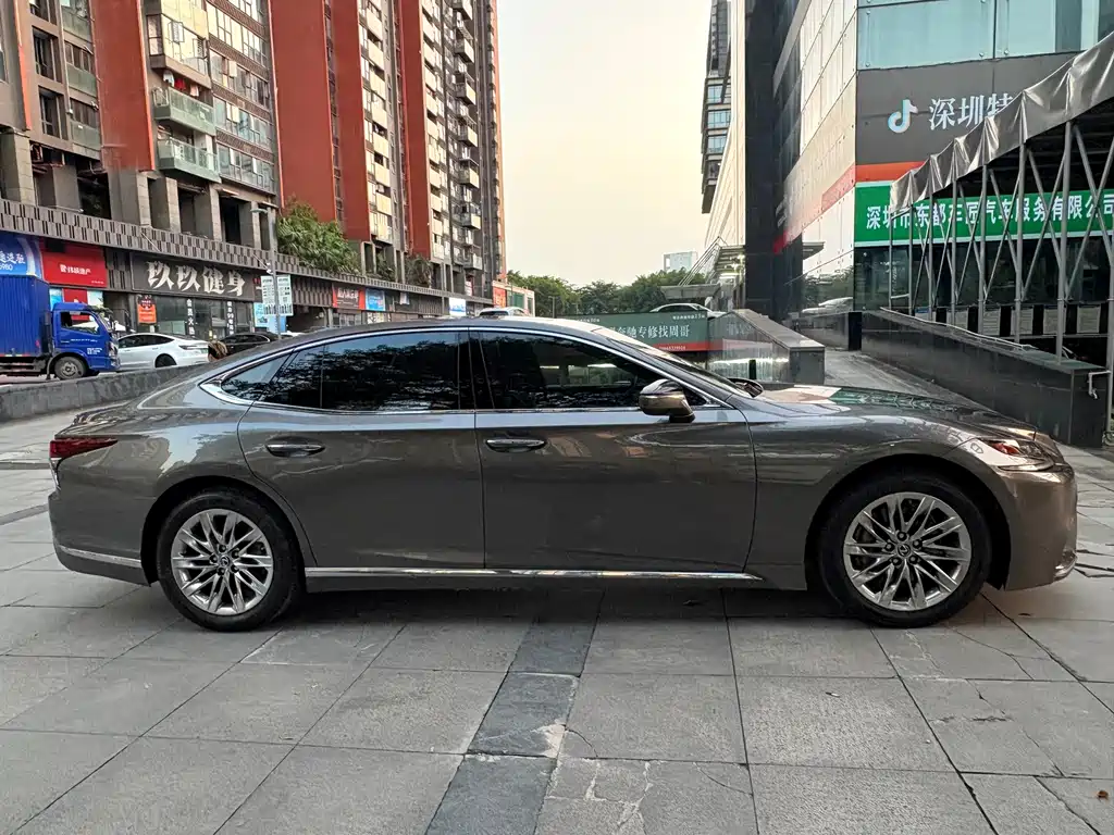 Lexus LS — миниатюра 8