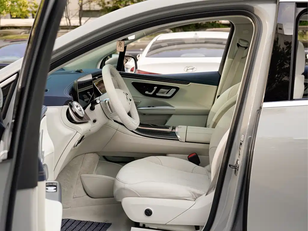 Mercedes-Benz EQE SUV — миниатюра 11