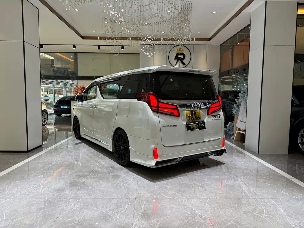 Toyota Alphard - фото 13