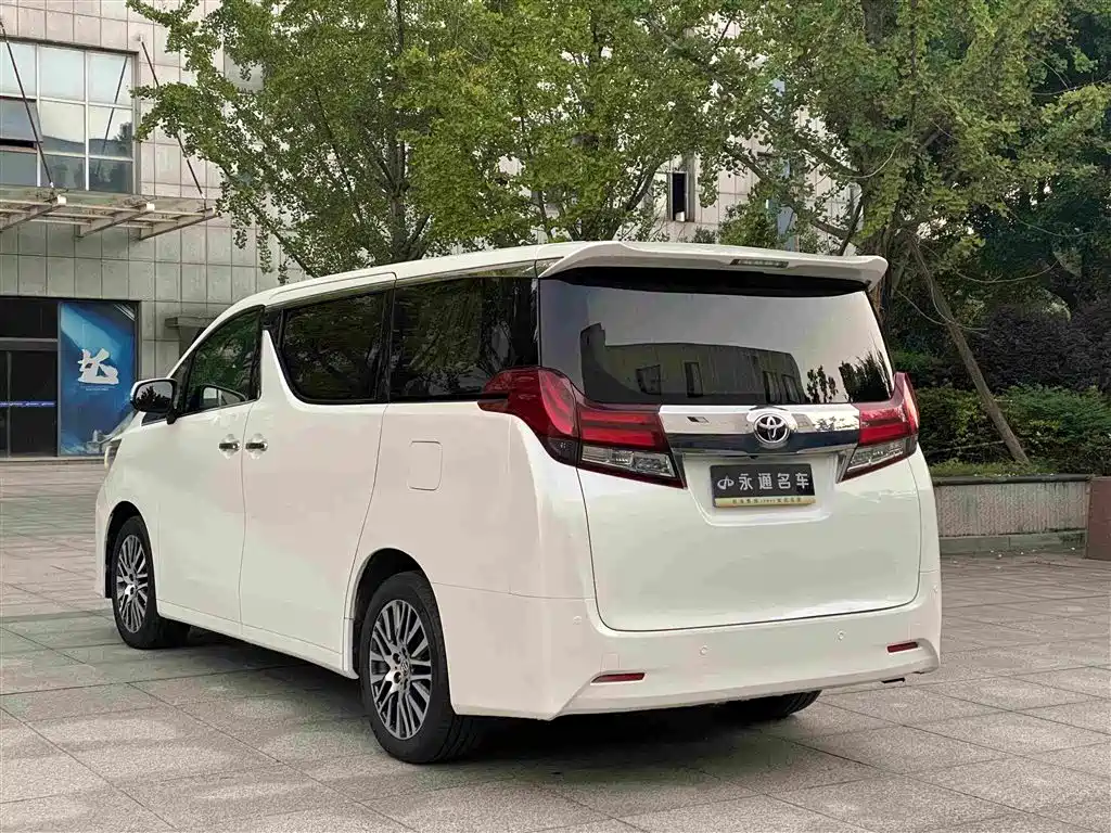 Toyota Alphard — миниатюра 15