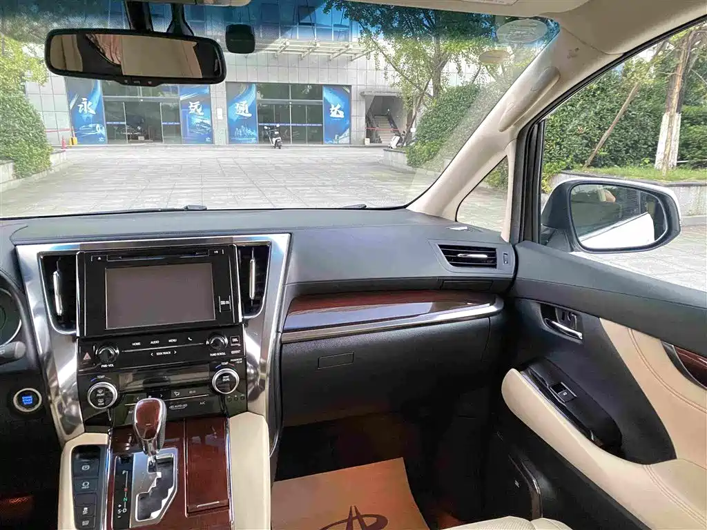 Toyota Alphard — миниатюра 13