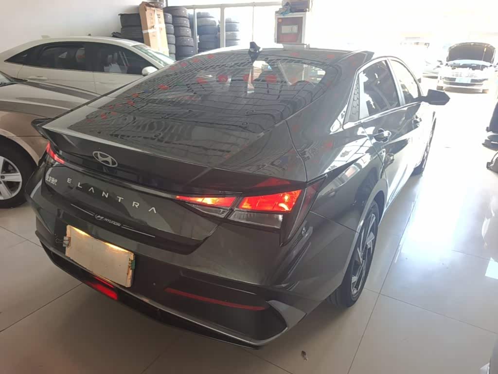 Hyundai Elantra 1.5 л 2024 г. Серебристо-серый, пробег 8100 км