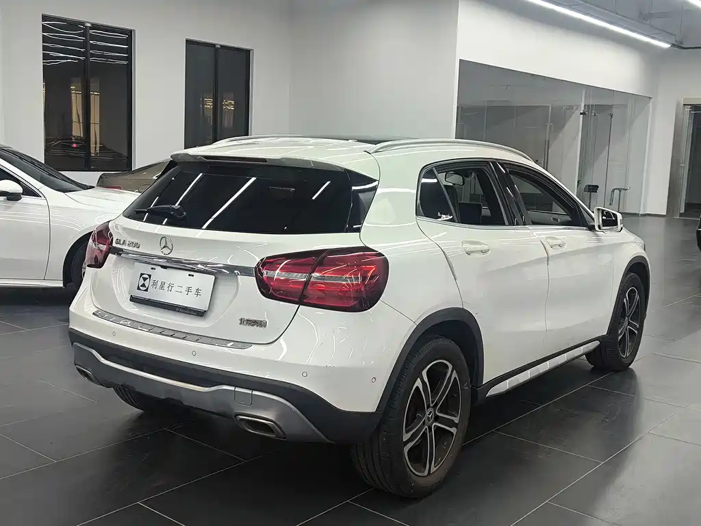 MERCEDES-BENZ GLA