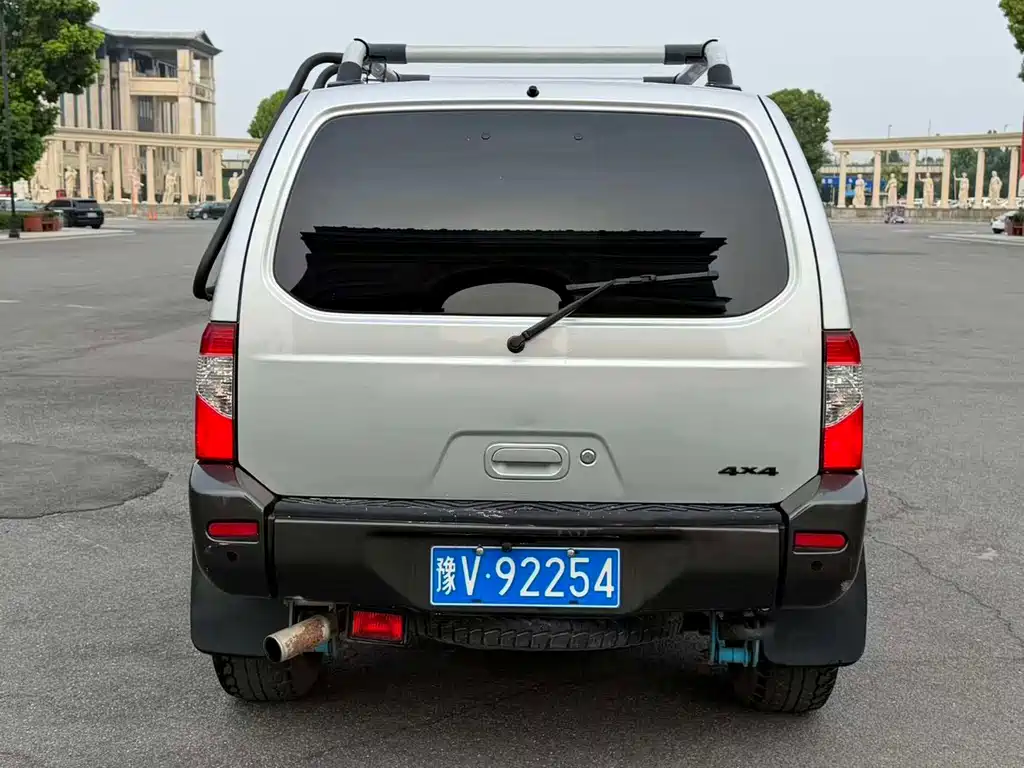Nissan Paladin — миниатюра 7