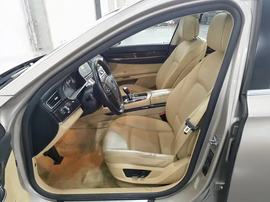 BMW 7 Series — миниатюра 10