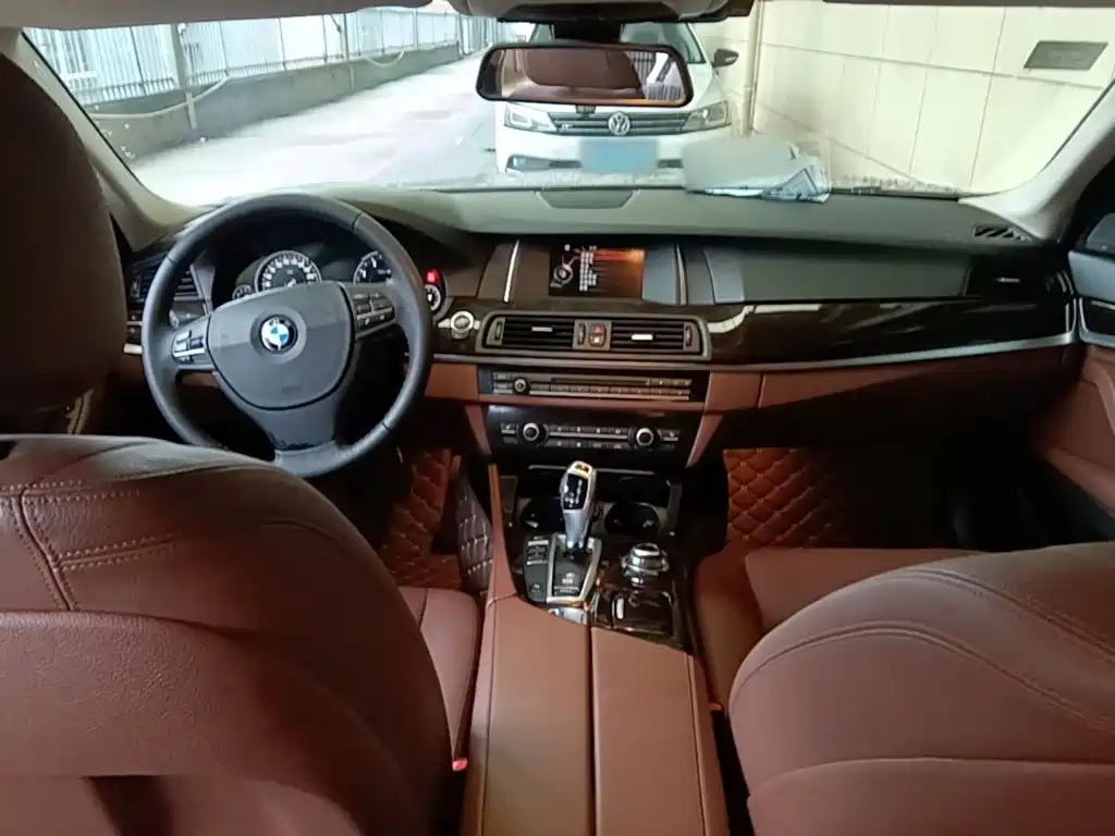 BMW 5 Series — миниатюра 10