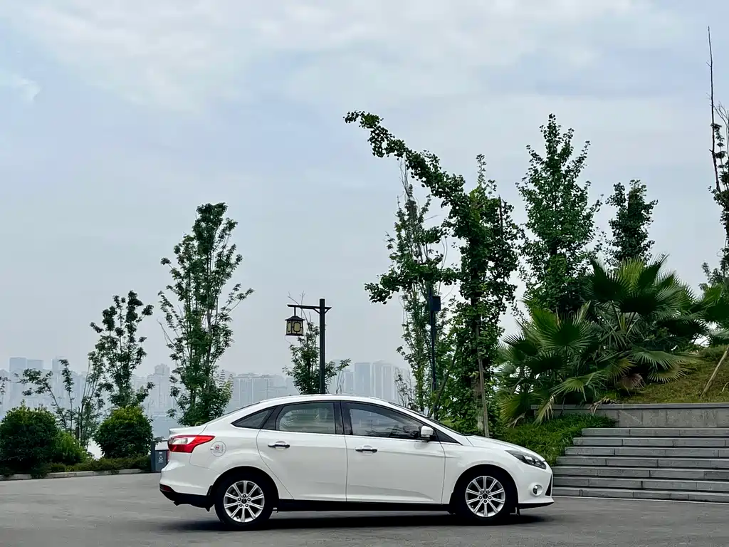 Ford Focus 2012 1.6L AT Luxury