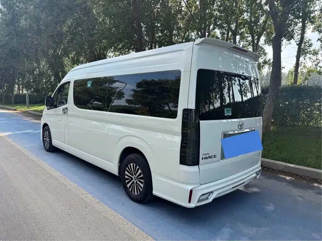 Toyota HiAce 2023 2.7L MT