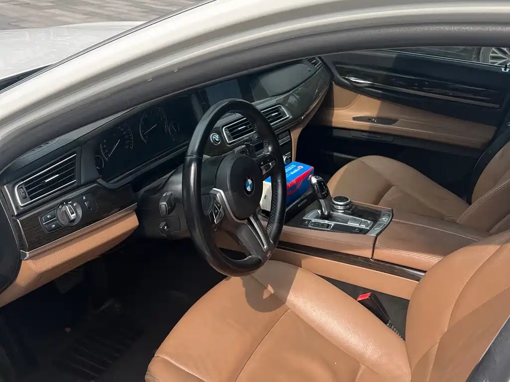 BMW 7 Series — миниатюра 9