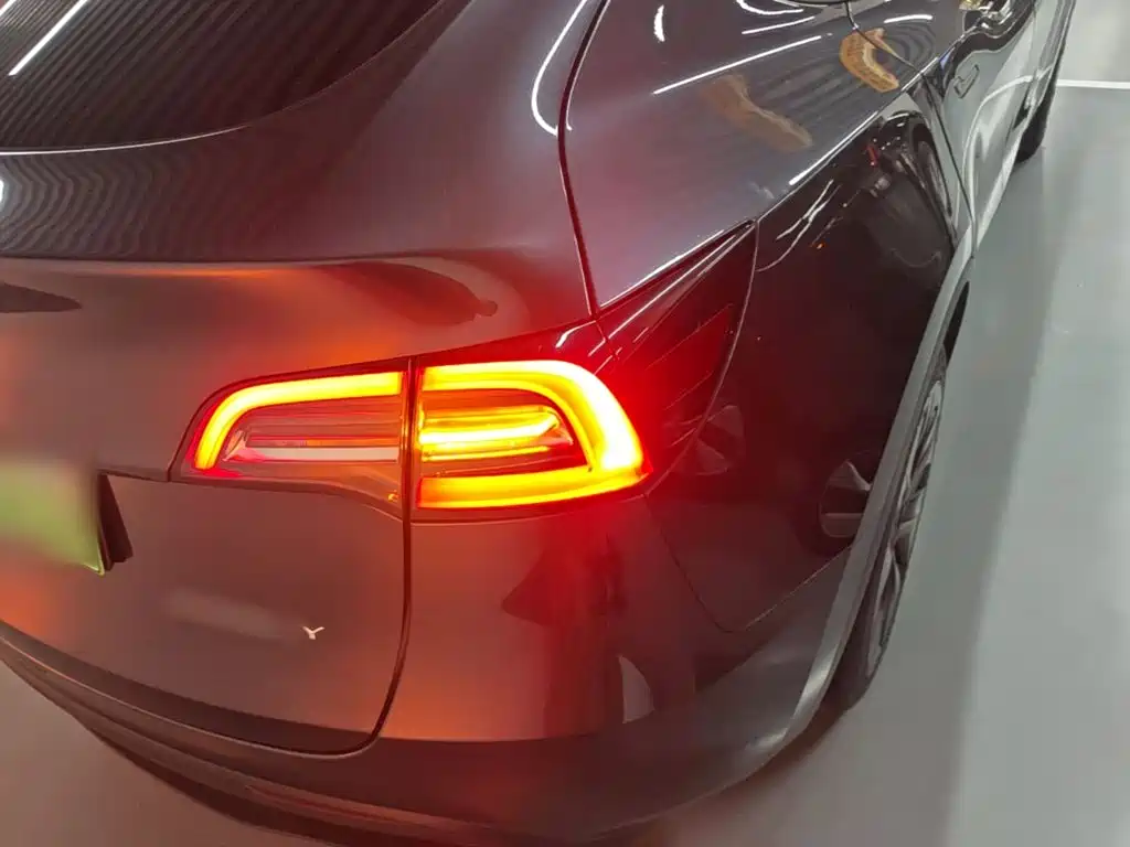 Tesla Model Y — миниатюра 8