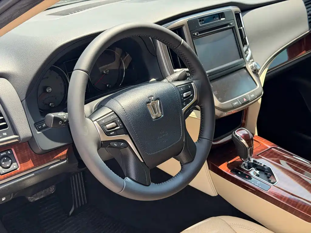 Toyota Crown — миниатюра 6