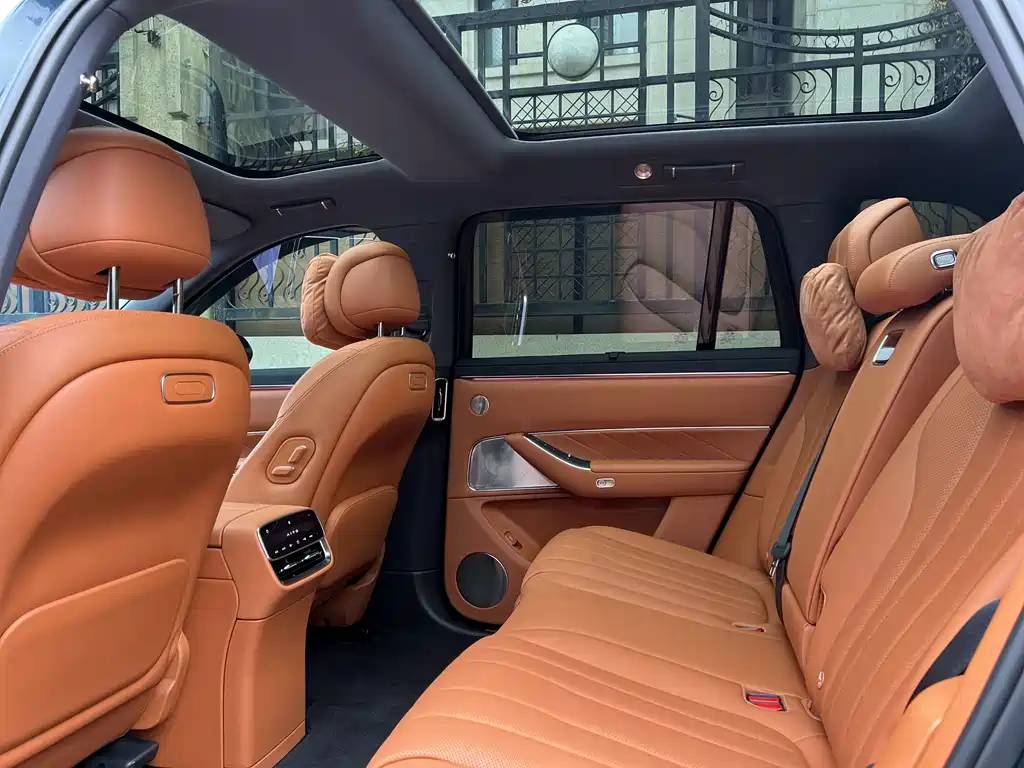 AITO ASK THE WORLD M8