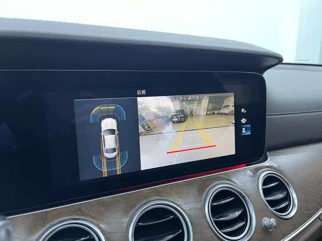 Mercedes-Benz E-Class — миниатюра 11