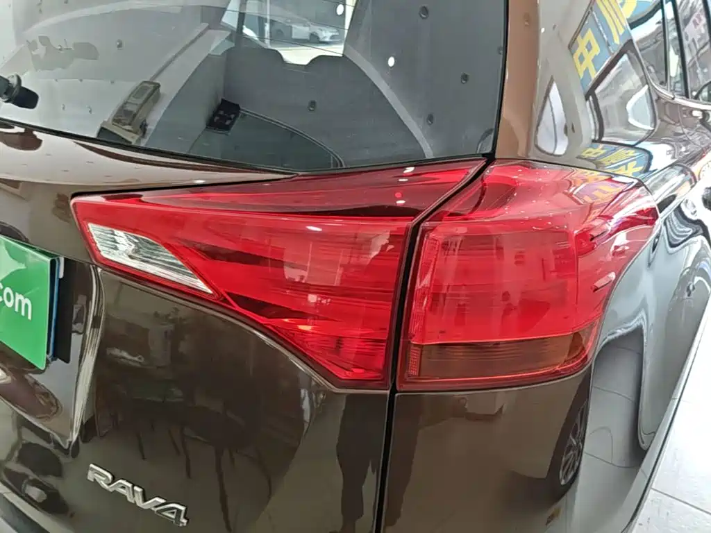 Toyota RAV4 — миниатюра 8