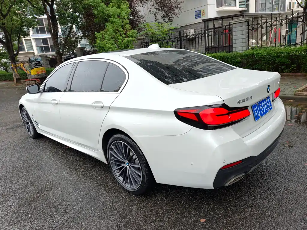 BMW 5 Series — миниатюра 9