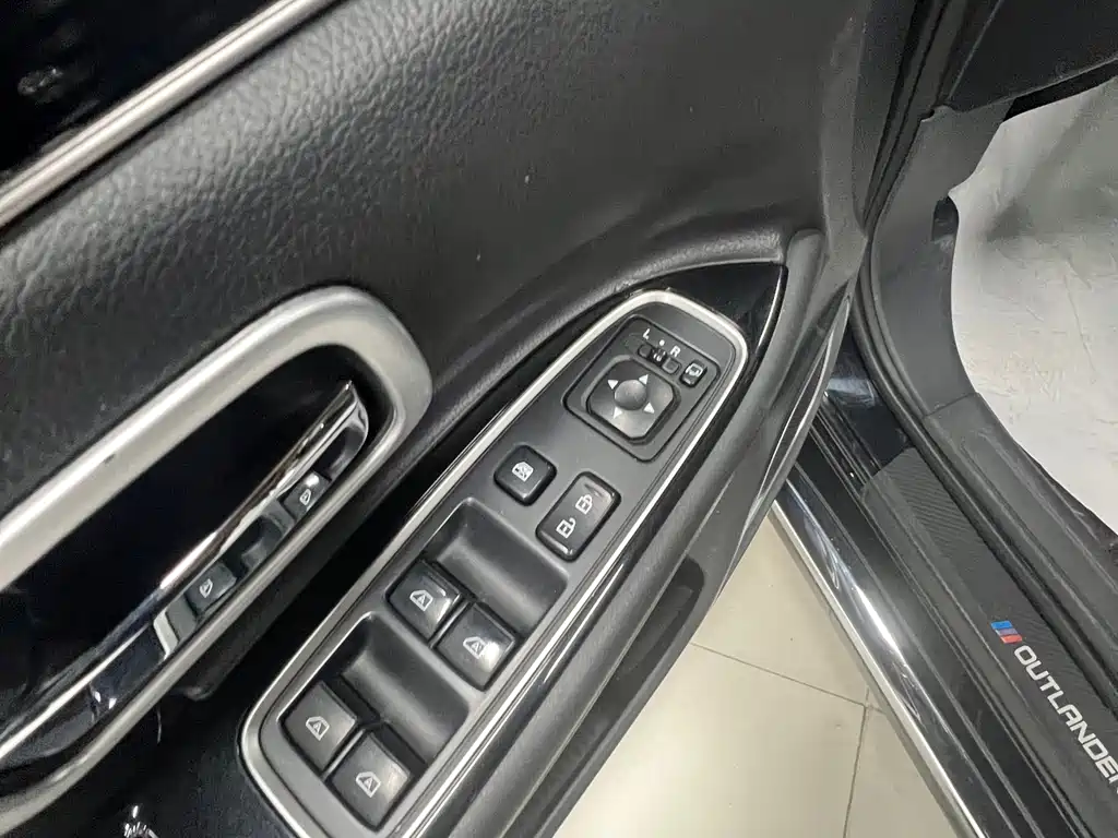 MITSUBISHI OUTLANDER