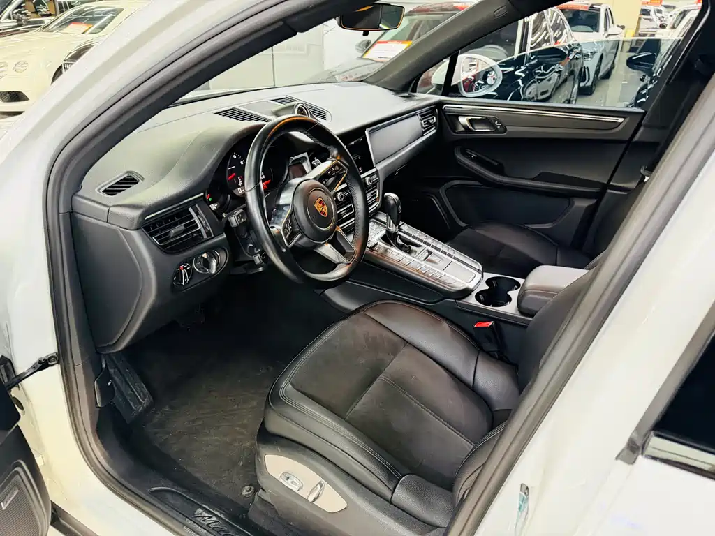 PORSCHE MACAN