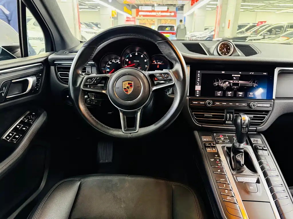 PORSCHE MACAN
