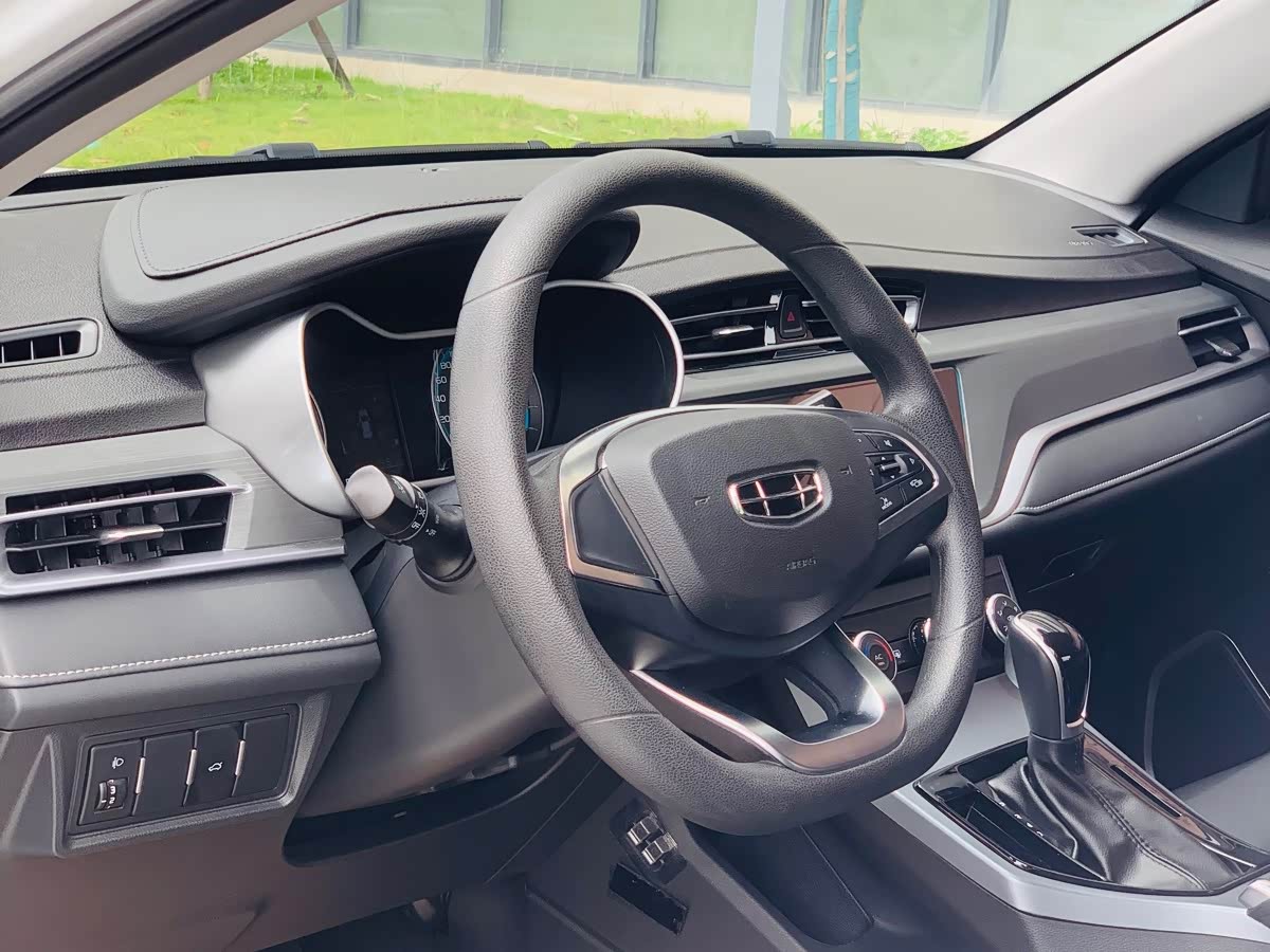 Geely Emgrand 1.5 л 2022 г. Белый, пробег 20000 км