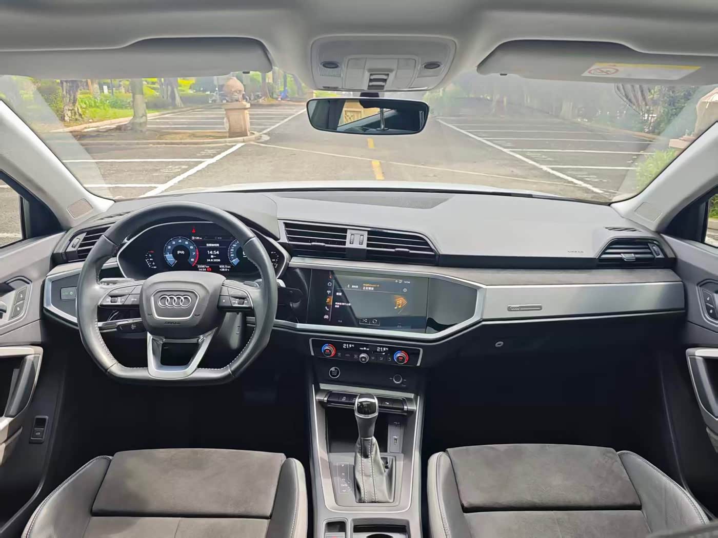 Audi Q3 1.4 л 2021 г. Белый, пробег 33000 км