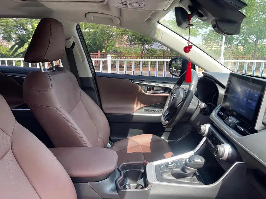 Toyota RAV4 — миниатюра 8