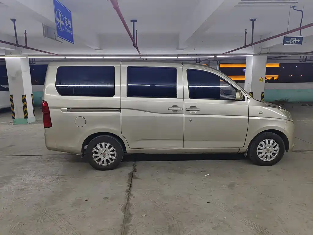 Wuling Rongguang V — миниатюра 5