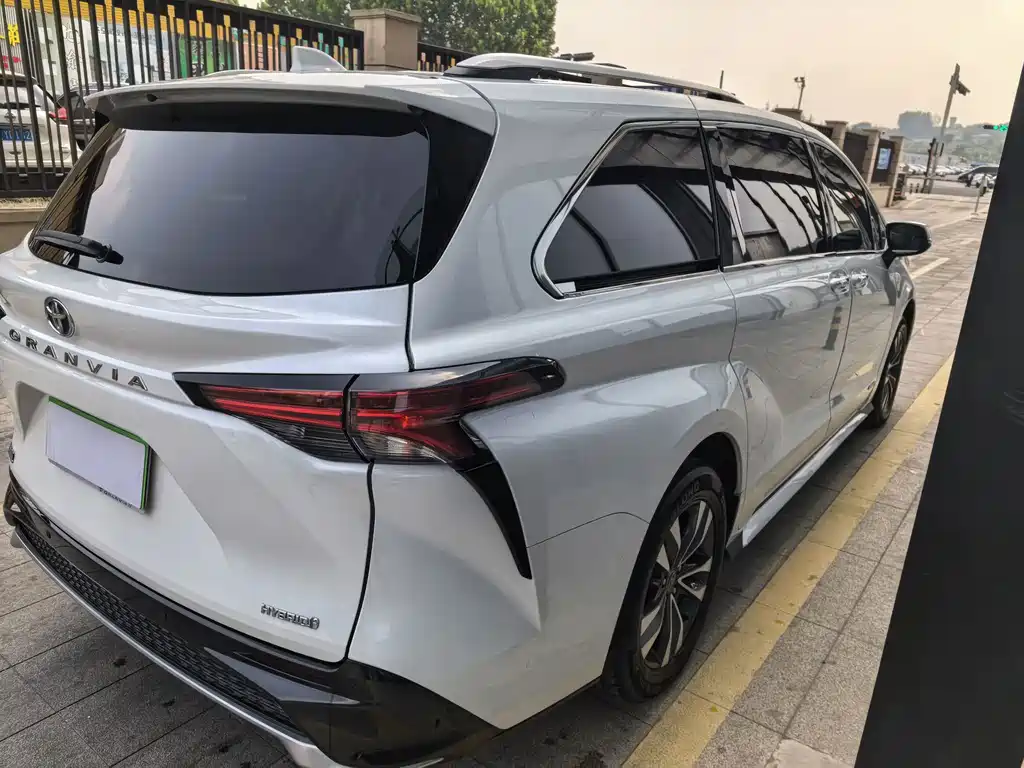 Toyota Granvia — миниатюра 13
