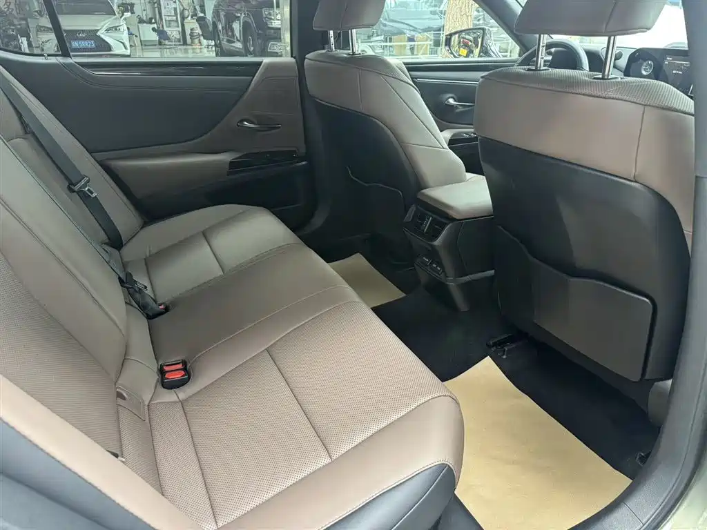 Lexus ES 2021 300h Premium