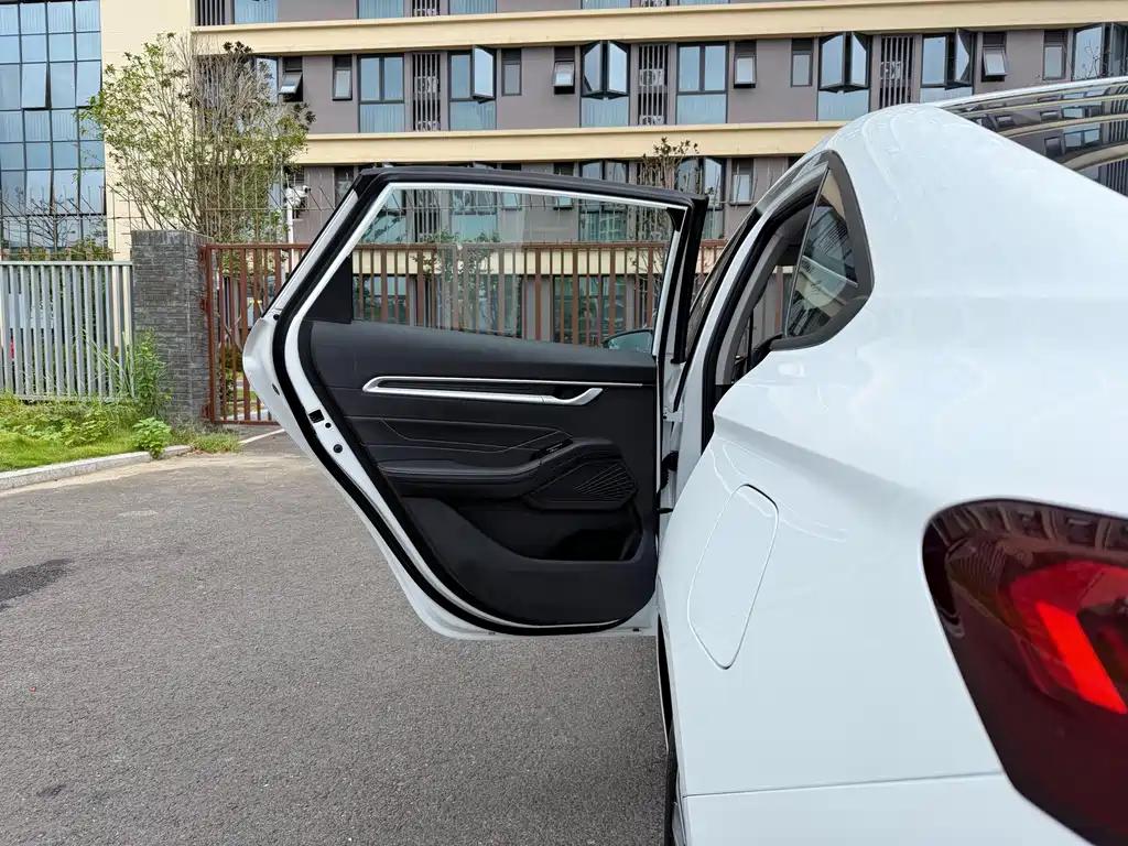 Geely Emgrand — миниатюра 10