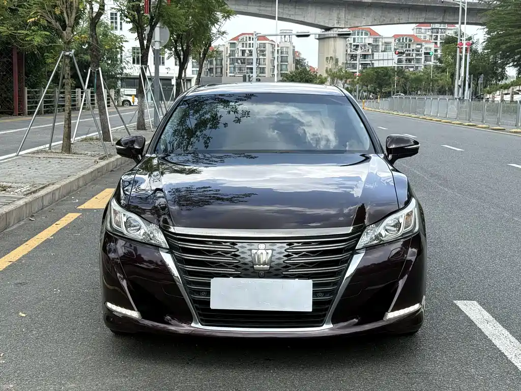 Toyota Crown — миниатюра 2