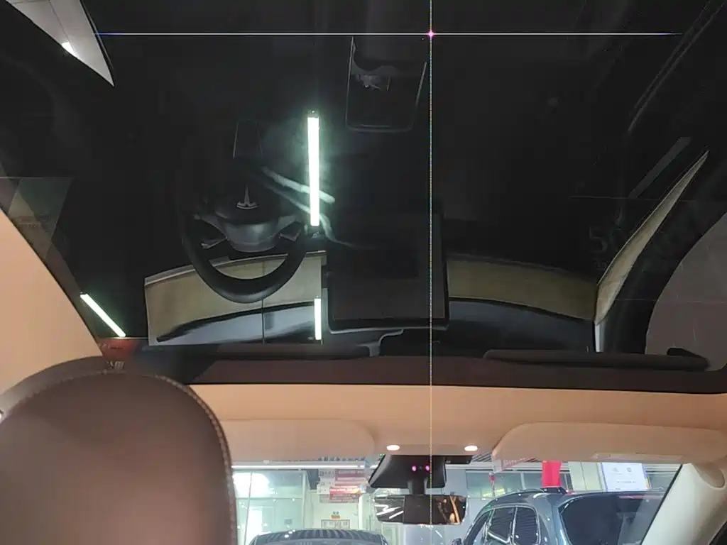 Tesla Model Y — миниатюра 18