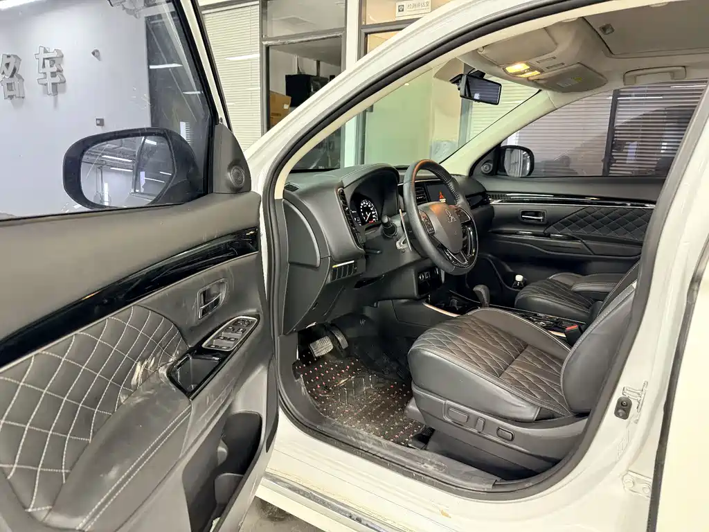 Mitsubishi Outlander — миниатюра 6
