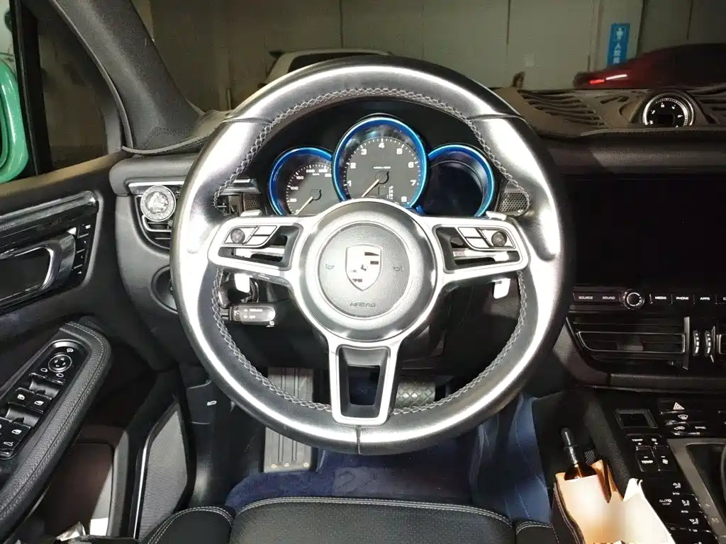 Porsche Macan — миниатюра 6
