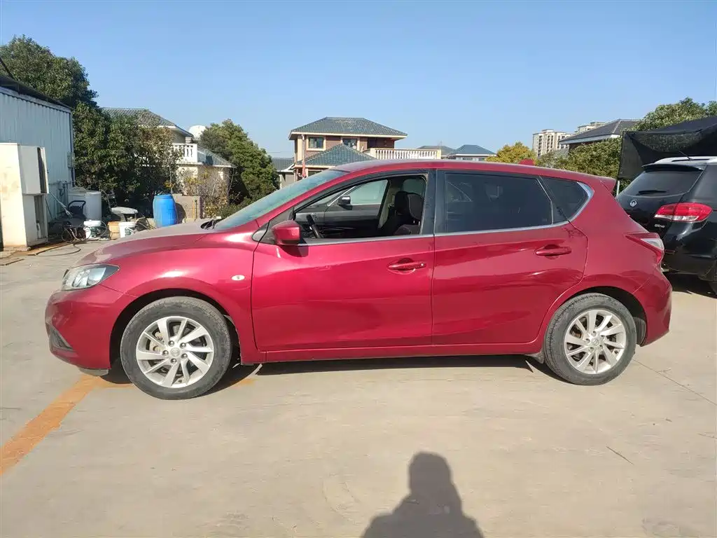 NISSAN TIIDA