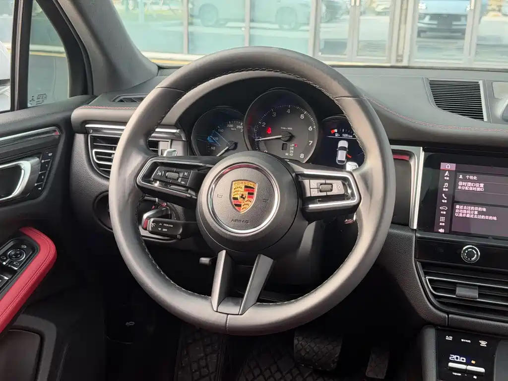 PORSCHE MACAN