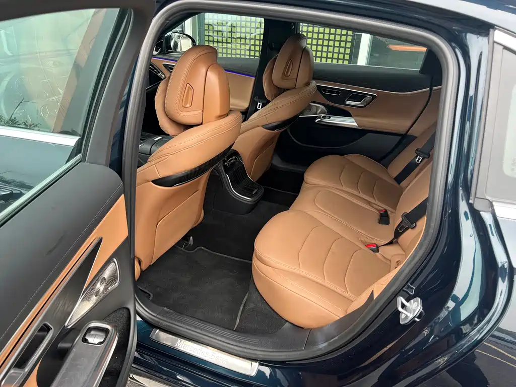 Mercedes-Benz E-Class — миниатюра 13